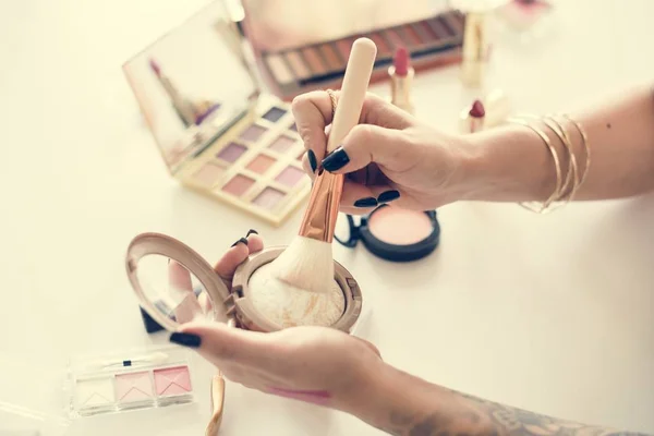 Recortado Tiro Mujer Con Rubor Las Manos Haciendo Maquillaje —  Fotos de Stock