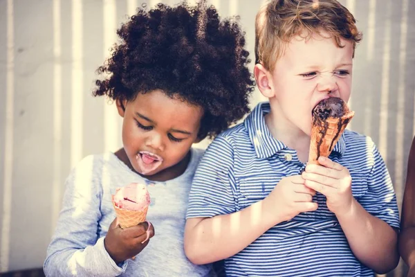 Niños Comiendo Delicioso Helado — Foto de Stock