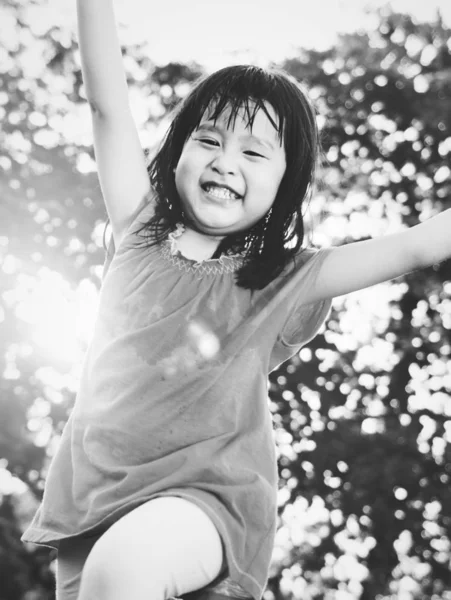 Kleine Asiatische Mädchen Spielen Park — Stockfoto