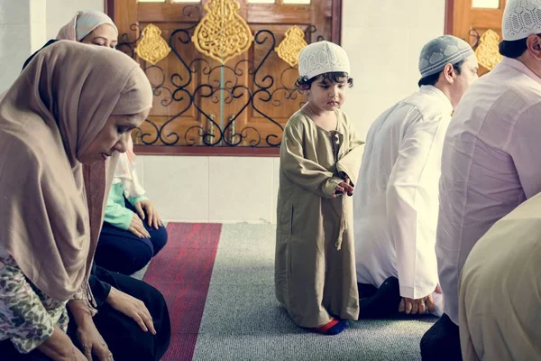 Musulmanes Rezando Mezquita — Foto de Stock
