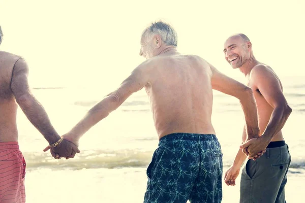 Gli Amici Anziani Divertono Spiaggia — Foto Stock