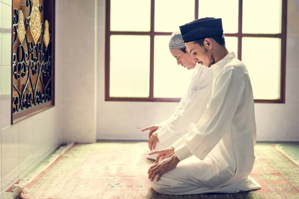 穆斯林男子以Tashahhud的姿态祈祷 — 图库照片