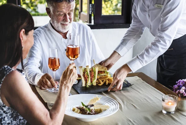 Ältere Paare Beim Mittagessen Einem Restaurant — Stockfoto