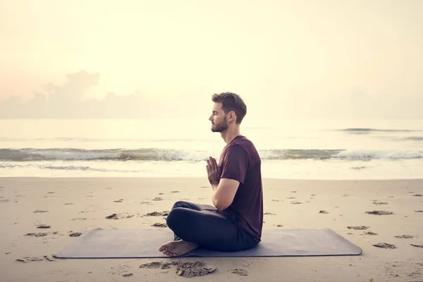 Man Beoefenen Van Yoga Het Strand — Stockfoto