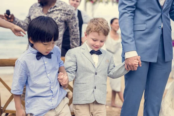 Dois Rapazes Cerimónia Casamento — Fotografia de Stock