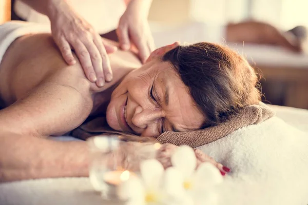 Terapeuta Mensagens Feminina Fazendo Uma Massagem Spa — Fotografia de Stock