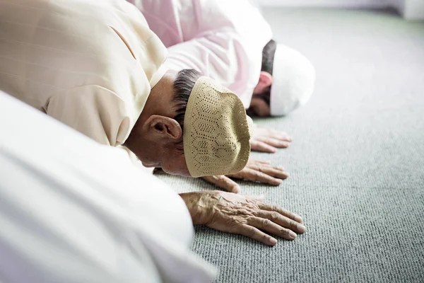 Povo Muçulmano Rezando Postura Sujud — Fotografia de Stock