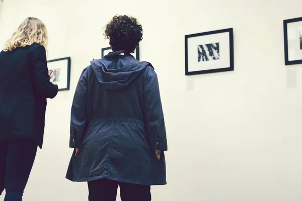 Menschen Betrachten Rahmen Einer Ausstellung — Stockfoto