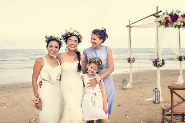 Mutlu gelin ve düğün konukları