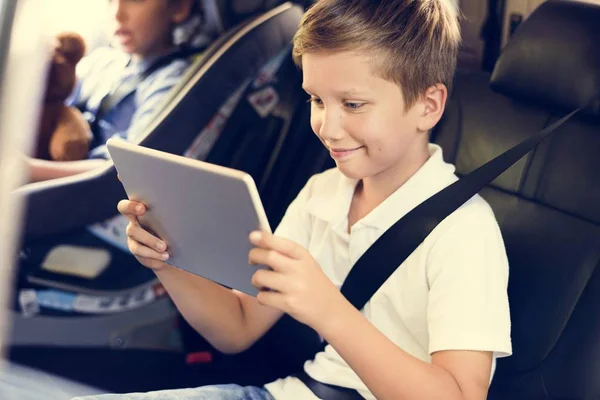 Boy Bermain Tablet Digital Dalam Mobil — Stok Foto