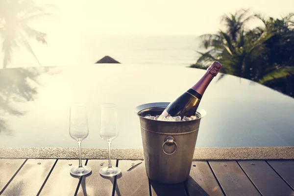 Soğutulmuş gül prosecco havuzun yanında