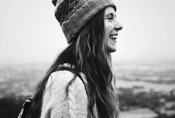 Mulher Feliz Sorrindo Vestindo Chapéu Quente Livre Preto Branco — Fotografia de Stock