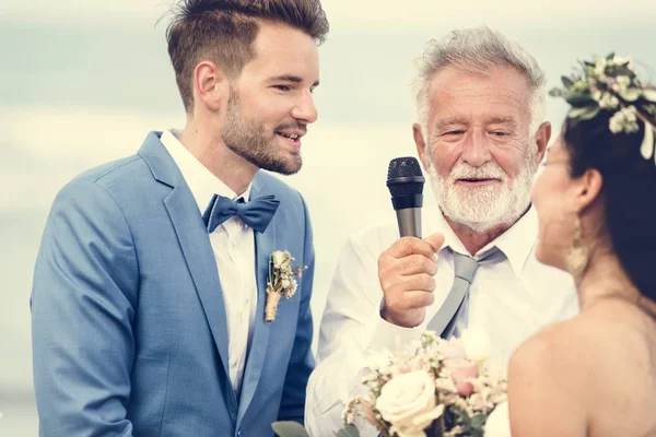 Pareja Joven Una Ceremonia Boda Playa — Foto de Stock