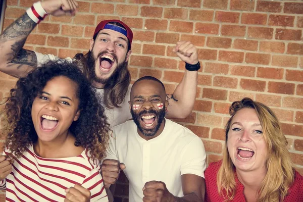 Arkadaşlar boyalı bayrağı ile Dünya Kupası tezahürat