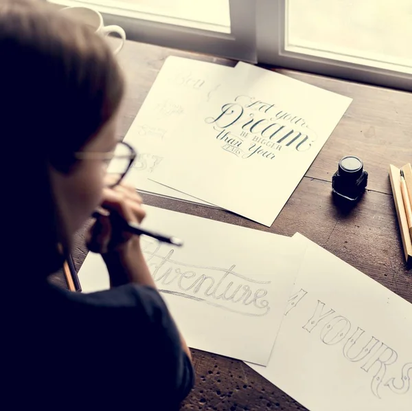 Hattat masasında proje üzerinde atış kırpılmış