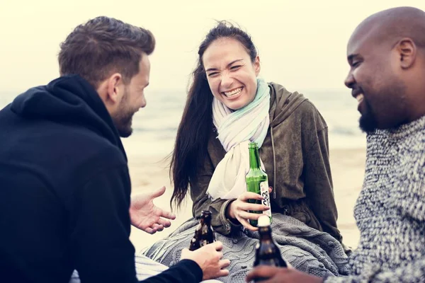 Vänner Som Dricker Stranden — Stockfoto