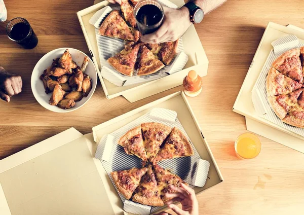 Φίλοι Τρώγοντας Πίτσα Μαζί Στο Σπίτι — Φωτογραφία Αρχείου
