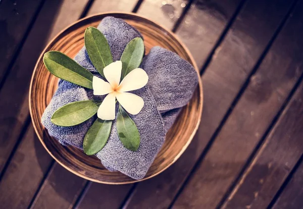 Hoş geldiniz havlu Plumeria çiçeklerle süslenmiş
