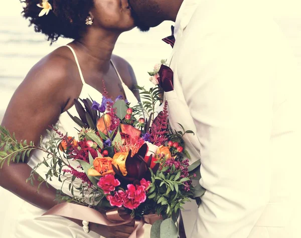 カップルがキスをし 花束を持って — ストック写真