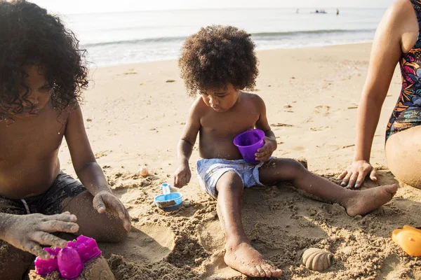 Famiglia Africana Godendo Spiaggia — Foto Stock