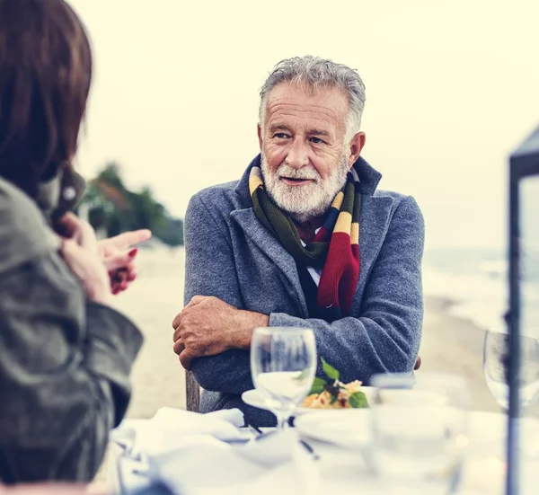 Bir akşam yemeği yaşlılar plajda parti