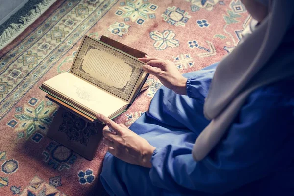 Wanita Muslim Membaca Dari Quran — Stok Foto