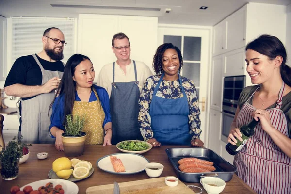 Diversas Pessoas Juntando Aula Culinária — Fotografia de Stock