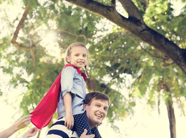 Батько Дочка Грають Супергероїв — стокове фото