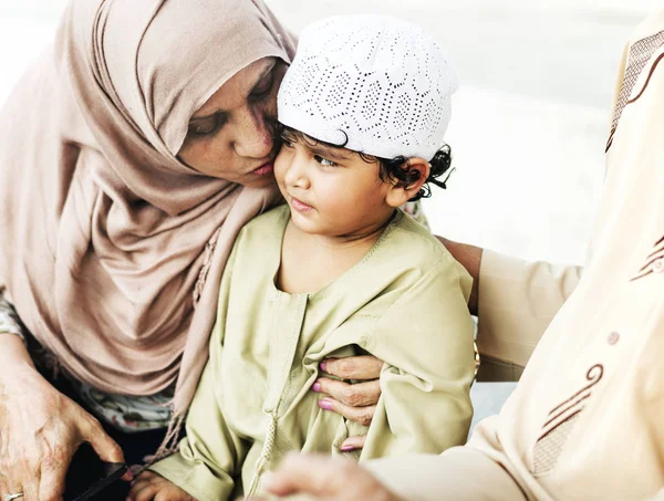 Muslim Kakek Nenek Dengan Cucu Mereka — Stok Foto