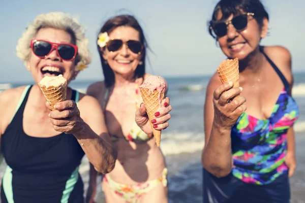 Senioren Freunde Amüsieren Sich Strand — Stockfoto