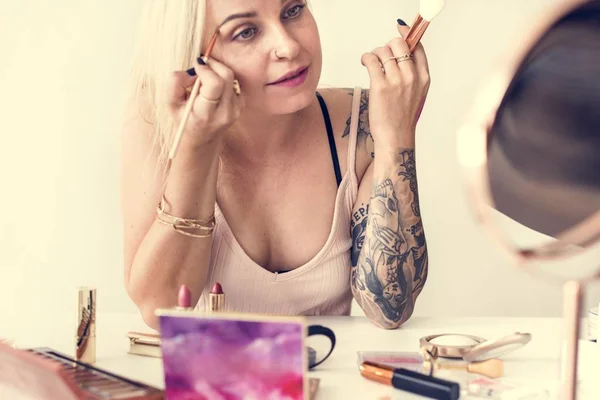 Atrakcyjna Kobieta Tatuaże Robi Makijaż Patrząc Lustro — Zdjęcie stockowe