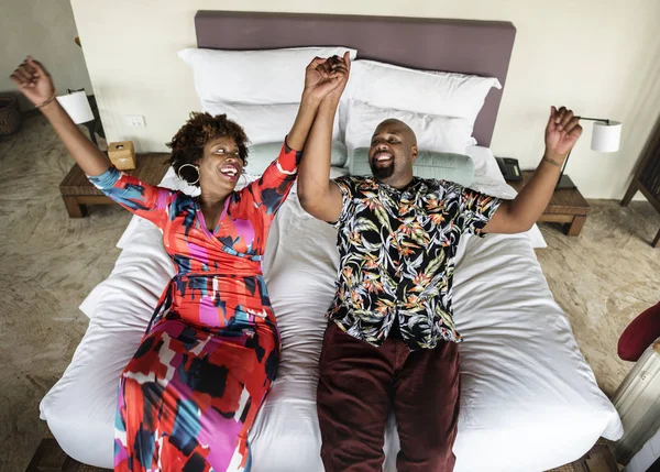 Афро Американських Пара Розслабляючий Ліжку — стокове фото