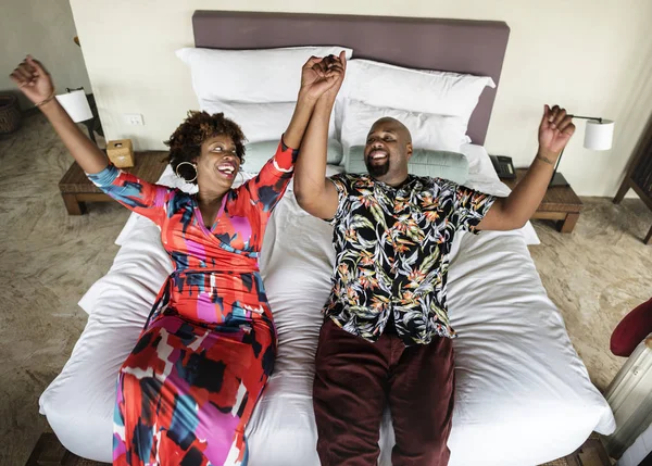 Casal Afro Americano Relaxante Uma Cama — Fotografia de Stock