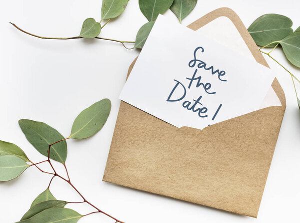 Фраза Save the Date в растительном фоне
