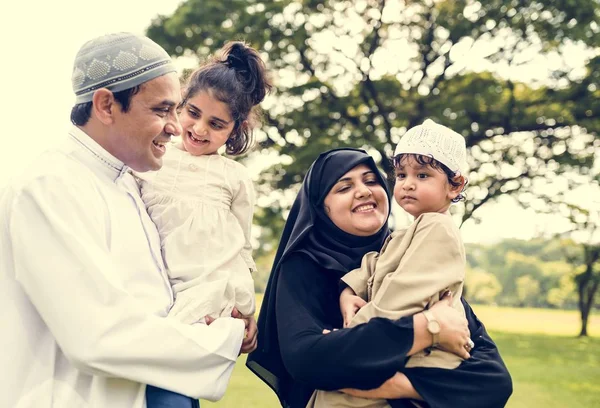 Muslim Keluarga Memiliki Waktu Yang Baik Luar Ruangan — Stok Foto