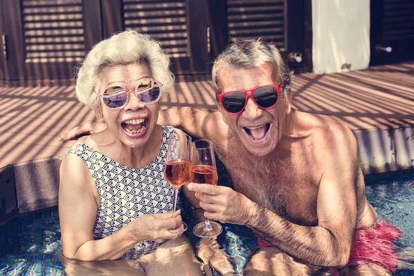 Glückliche Senioren Trinken Prosecco Pool — Stockfoto