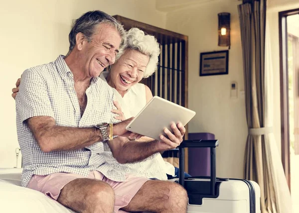 Üst düzey çift yatağa tablet kullanma