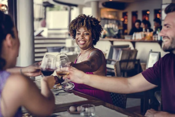 Gruppe Von Freunden Feiert Einem Restaurant — Stockfoto