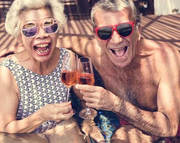 Feliz Seniors Bebiendo Prosecco Piscina — Foto de Stock