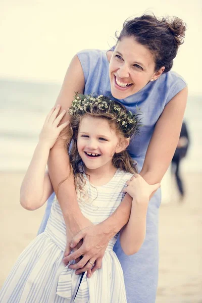 Anne ve kızı plaj düğün