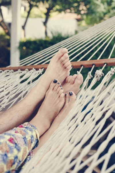 Pareja Descansando Juntos Una Hamaca — Foto de Stock