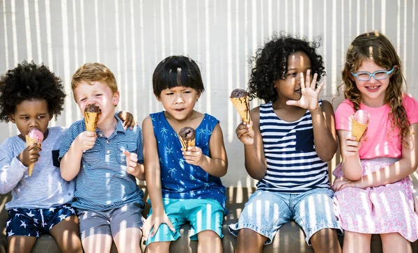 Дети Едят Мороженое Летом — стоковое фото