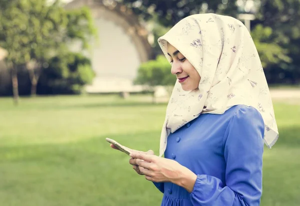 Mulher Muçulmana Usando Smartphone Parque — Fotografia de Stock