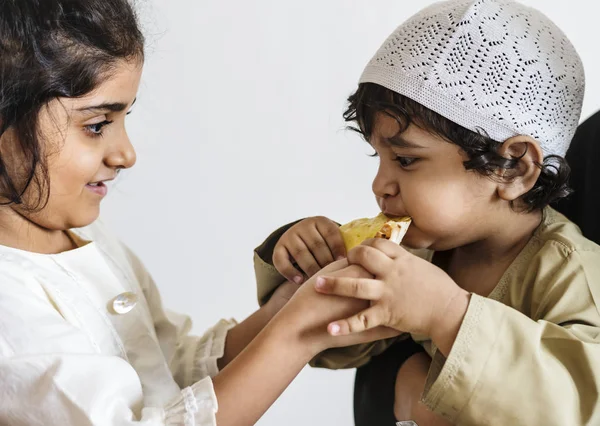 Irmã Compartilhando Pão Pita Com Seu Irmão — Fotografia de Stock
