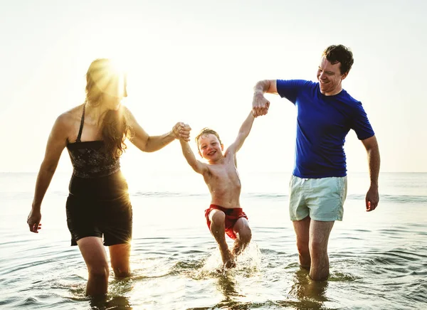 Famiglia Che Gioca Insieme Spiaggia — Foto Stock