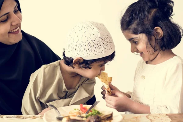 Muslim Keluarga Memiliki Makan — Stok Foto