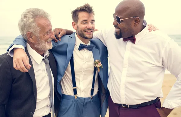 Damat onun sağdıç için konuşuyor