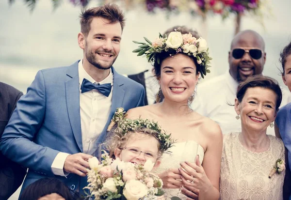 Sahilde düğün töreninde genç çift