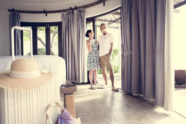 Yeni bir otel odasına gelen çift