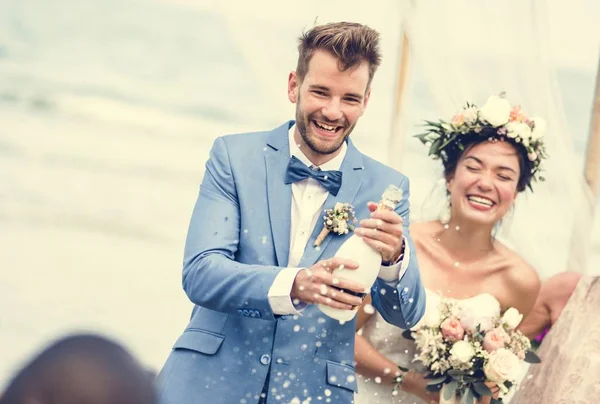 Jong Koppel Een Huwelijksceremonie Het Strand — Stockfoto
